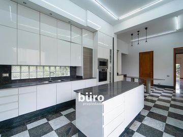 BELLA CASA EN VENTA EN LA PLANICIE CON DOS PISCINAS DISEÑADA POR EMILIO SOYER