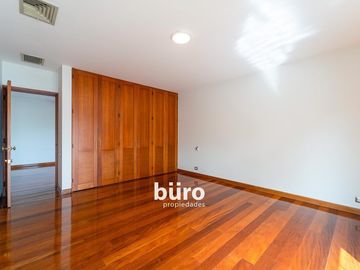 BELLA CASA EN VENTA EN LA PLANICIE CON DOS PISCINAS DISEÑADA POR EMILIO SOYER