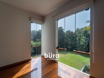 BELLA CASA EN VENTA EN LA PLANICIE CON DOS PISCINAS DISEÑADA POR EMILIO SOYER