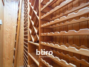 BELLA CASA EN VENTA EN LA PLANICIE CON DOS PISCINAS DISEÑADA POR EMILIO SOYER
