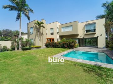 BELLA CASA EN VENTA EN LA PLANICIE CON DOS PISCINAS DISEÑADA POR EMILIO SOYER