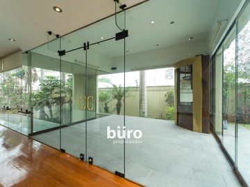 BELLA CASA EN VENTA EN LA PLANICIE CON DOS PISCINAS DISEÑADA POR EMILIO SOYER