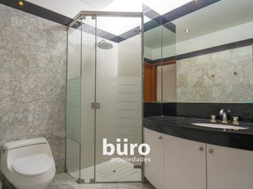 BELLA CASA EN VENTA EN LA PLANICIE CON DOS PISCINAS DISEÑADA POR EMILIO SOYER