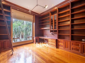 BELLA CASA EN VENTA EN LA PLANICIE CON DOS PISCINAS DISEÑADA POR EMILIO SOYER