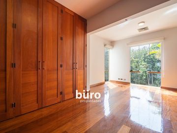 BELLA CASA EN VENTA EN LA PLANICIE CON DOS PISCINAS DISEÑADA POR EMILIO SOYER