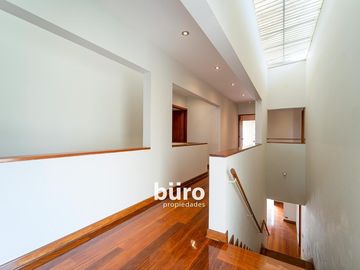 BELLA CASA EN VENTA EN LA PLANICIE CON DOS PISCINAS DISEÑADA POR EMILIO SOYER