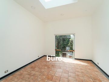 BELLA CASA EN VENTA EN LA PLANICIE CON DOS PISCINAS DISEÑADA POR EMILIO SOYER