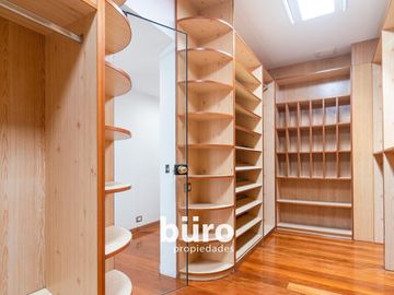 BELLA CASA EN VENTA EN LA PLANICIE CON DOS PISCINAS DISEÑADA POR EMILIO SOYER