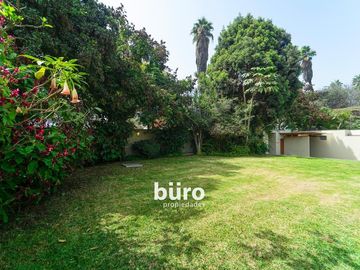 BELLA CASA EN VENTA EN LA PLANICIE CON DOS PISCINAS DISEÑADA POR EMILIO SOYER