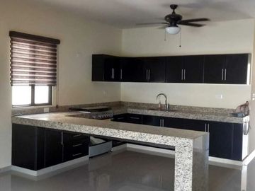 CASA EN VENTA 4 RECAMARAS Y ALBERCA, EN PRIVADA CONKAL YUCATÁN