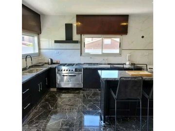 Vendo excelente casa en Barrio la cuesta con terminaciones de categorí