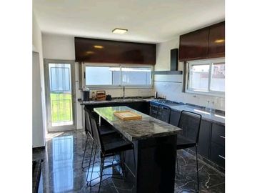 Vendo excelente casa en Barrio la cuesta con terminaciones de categorí