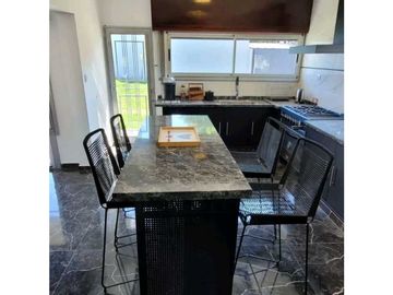 Vendo excelente casa en Barrio la cuesta con terminaciones de categorí