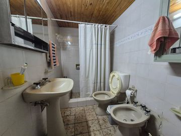 Lote y casa mixta en buen estado Chacras de Coria