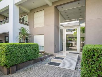 Venta depto 3 amb en Lomas con  cochera y pileta