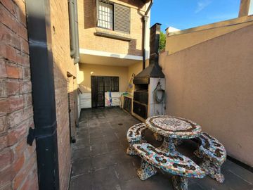 CHALET EN ZONA RESIDENCIAL EN BANFIELD OESTE 6 AMB