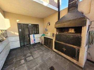 CHALET EN ZONA RESIDENCIAL EN BANFIELD OESTE 6 AMB
