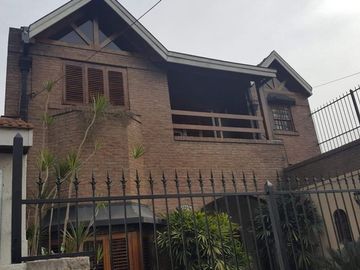 CHALET EN ZONA RESIDENCIAL EN BANFIELD OESTE 6 AMB