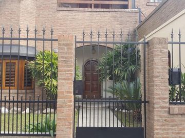 CHALET EN ZONA RESIDENCIAL EN BANFIELD OESTE 6 AMB