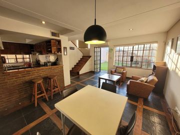 CHALET EN ZONA RESIDENCIAL EN BANFIELD OESTE 6 AMB