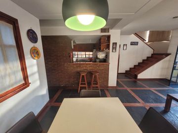CHALET EN ZONA RESIDENCIAL EN BANFIELD OESTE 6 AMB