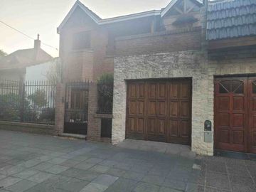 CHALET EN ZONA RESIDENCIAL EN BANFIELD OESTE 6 AMB