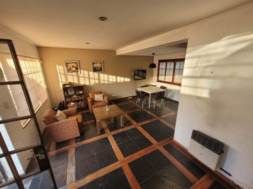 CHALET EN ZONA RESIDENCIAL EN BANFIELD OESTE 6 AMB