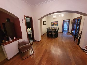 CHALET EN ZONA RESIDENCIAL EN BANFIELD OESTE 6 AMB