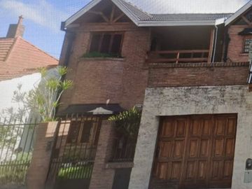 CHALET EN ZONA RESIDENCIAL EN BANFIELD OESTE 6 AMB