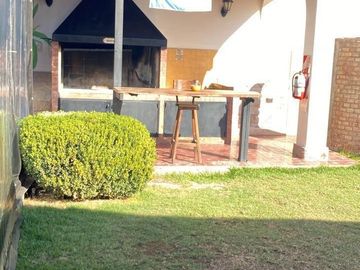 DESTACADA VIVIENDA, 5 DORMITORIOS EN CIUDAD DE MZA