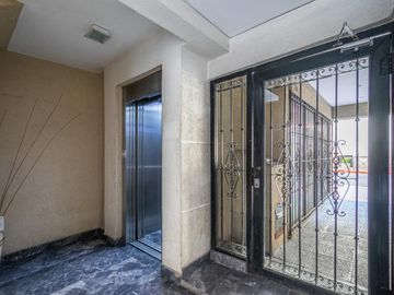 Departamento 3er piso luminoso 2amb 1dorm placar balcón cocina integrada y cochera fija cubierta