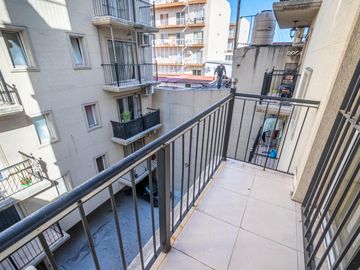 Departamento 3er piso luminoso 2amb 1dorm placar balcón cocina integrada y cochera fija cubierta