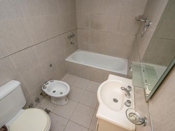 Departamento 3er piso luminoso 2amb 1dorm placar balcón cocina integrada y cochera fija cubierta