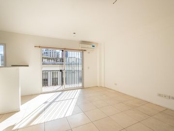 Departamento 3er piso luminoso 2amb 1dorm placar balcón cocina integrada y cochera fija cubierta