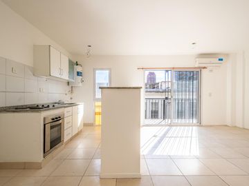 Departamento 3er piso luminoso 2amb 1dorm placar balcón cocina integrada y cochera fija cubierta