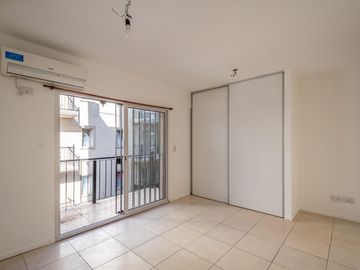 Departamento 3er piso luminoso 2amb 1dorm placar balcón cocina integrada y cochera fija cubierta