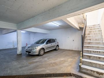Departamento 3er piso luminoso 2amb 1dorm placar balcón cocina integrada y cochera fija cubierta
