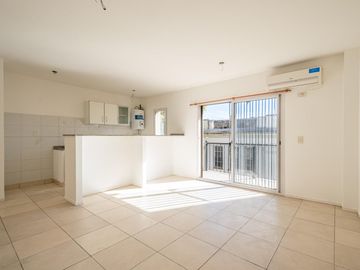 Departamento 3er piso luminoso 2amb 1dorm placar balcón cocina integrada y cochera fija cubierta