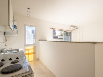 Departamento 3er piso luminoso 2amb 1dorm placar balcón cocina integrada y cochera fija cubierta