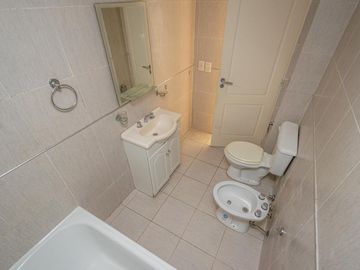 Departamento 3er piso luminoso 2amb 1dorm placar balcón cocina integrada y cochera fija cubierta
