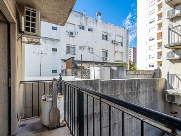 Departamento 3er piso luminoso 2amb 1dorm placar balcón cocina integrada y cochera fija cubierta