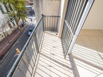 Departamento 3er piso luminoso 2amb 1dorm placar balcón cocina integrada y cochera fija cubierta