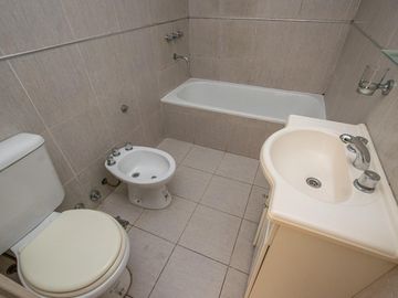 Departamento 3er piso luminoso 2amb 1dorm placar balcón cocina integrada y cochera fija cubierta