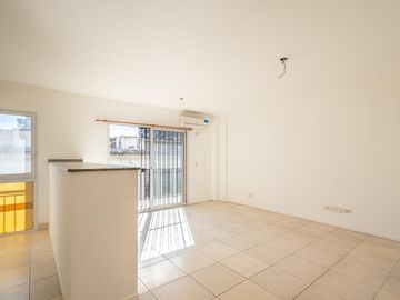 Departamento 3er piso luminoso 2amb 1dorm placar balcón cocina integrada y cochera fija cubierta