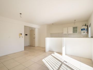 Departamento 3er piso luminoso 2amb 1dorm placar balcón cocina integrada y cochera fija cubierta