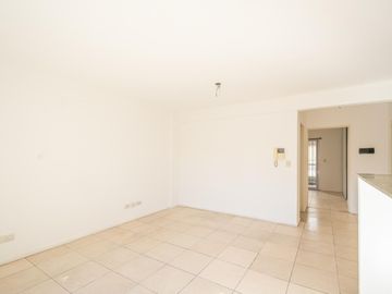 Departamento 3er piso luminoso 2amb 1dorm placar balcón cocina integrada y cochera fija cubierta