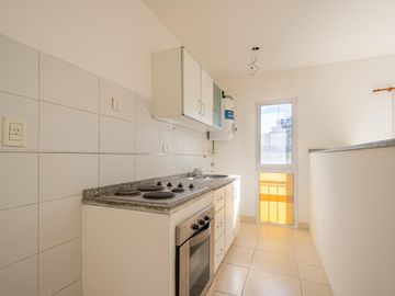 Departamento 3er piso luminoso 2amb 1dorm placar balcón cocina integrada y cochera fija cubierta