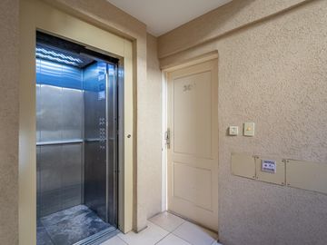 Departamento 3er piso luminoso 2amb 1dorm placar balcón cocina integrada y cochera fija cubierta