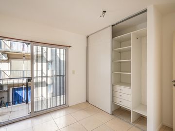 Departamento 3er piso luminoso 2amb 1dorm placar balcón cocina integrada y cochera fija cubierta