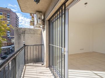 Departamento 3er piso luminoso 2amb 1dorm placar balcón cocina integrada y cochera fija cubierta